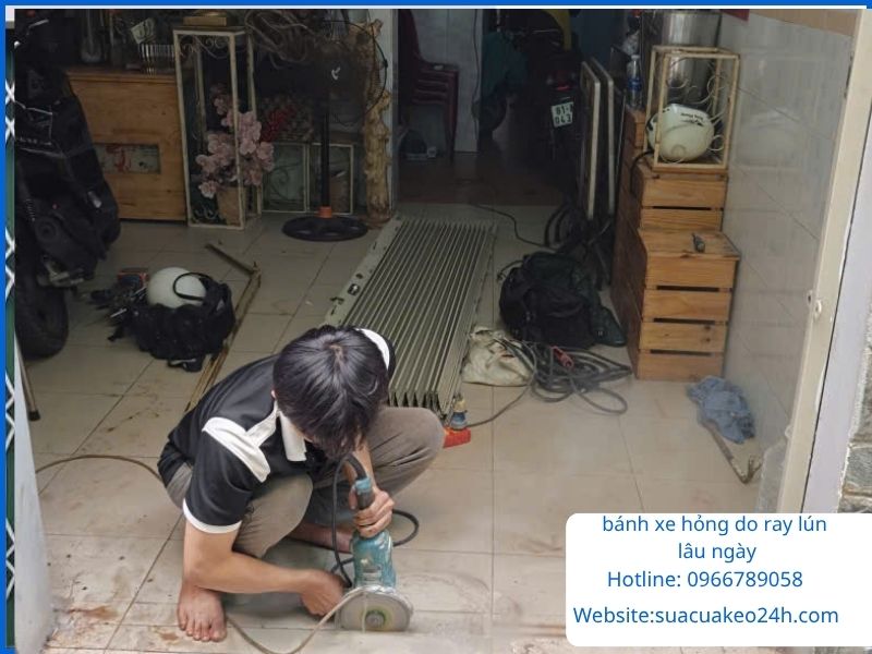Bánh xe cửa kéo hỏng bể bạc đạn do chạy trên đường ray bị lún lâu ngày