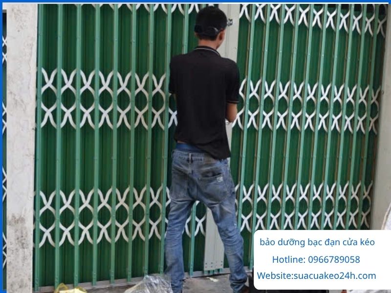 Quy trình tra mỡ bảo dưỡng bạc đạn cửa kéo định kỳ giúp vận hành êm ái