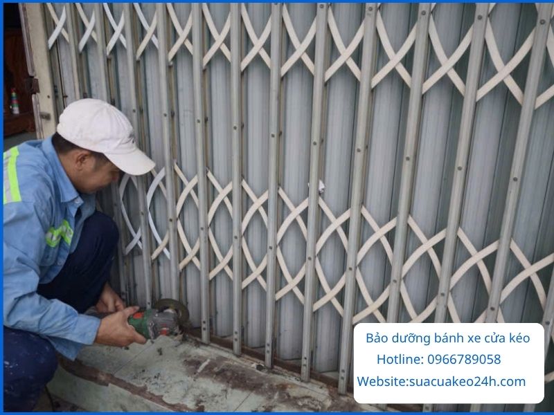 Dịch vụ bảo dưỡng bánh xe cửa kéo bị rỉ sét tại Sửa Cửa Kéo 24H
