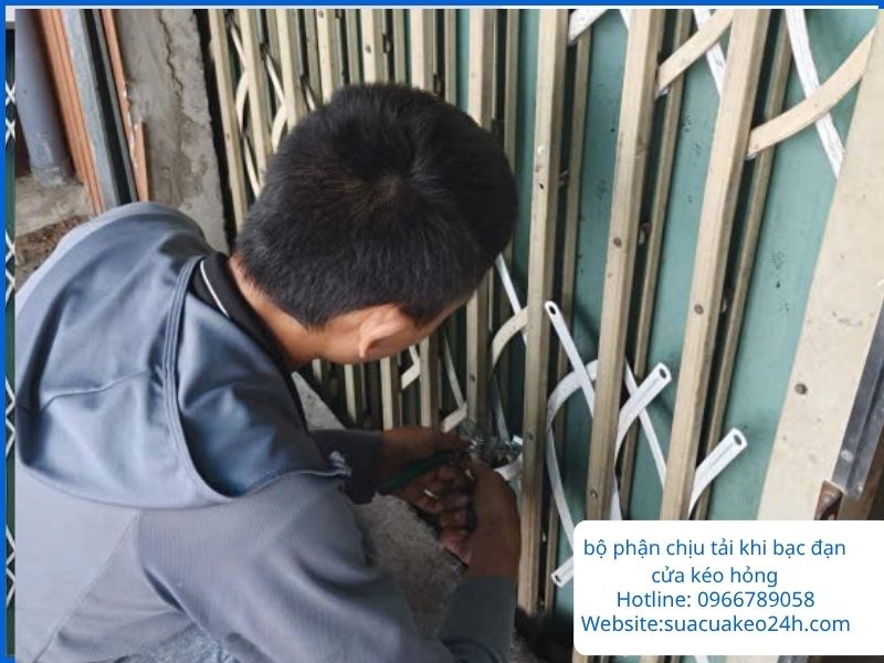 Các bộ phận chịu tải bị ảnh hưởng nghiêm trọng khi bạc đạn cửa kéo bị hỏng