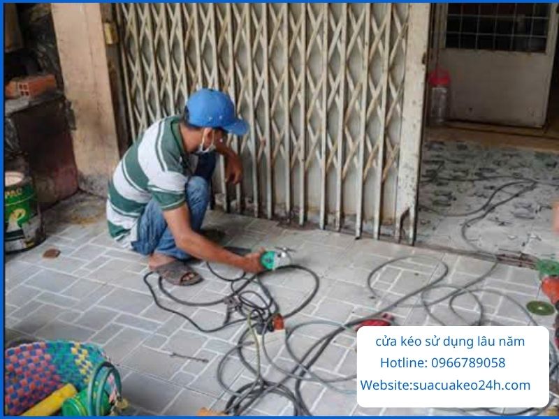Thi công đại tu sửa chữa cửa kéo sử dụng lâu năm tại Sửa Cửa Kéo 24H