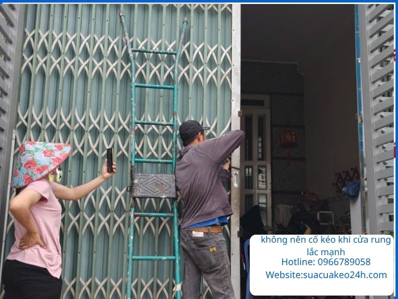 Khuyến cáo không nên cố đẩy kéo khi bộ cửa đang bị rung lắc mạnh