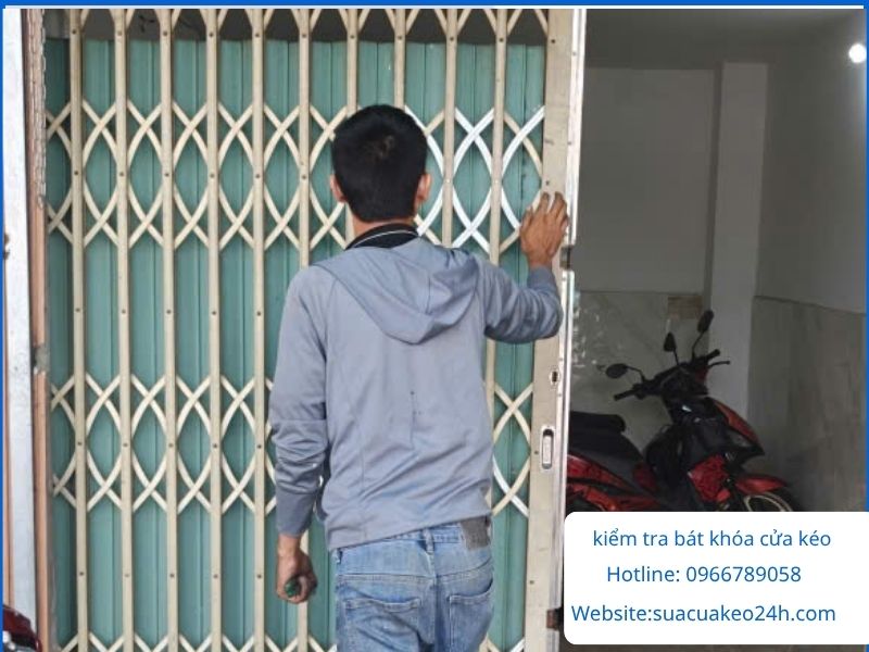 Thợ kỹ thuật kiểm tra tình trạng bát khóa cửa kéo bị lệch