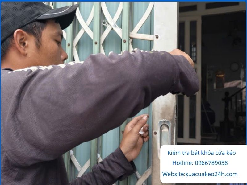 Kiểm Tra Độ Lệch Bát Khóa Cửa Kéo