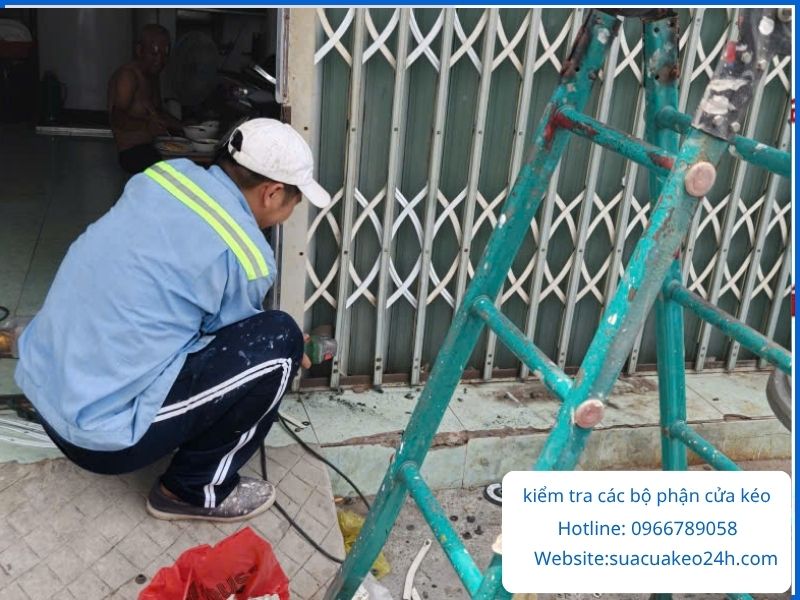 Thợ kiểm tra tổng thể các bộ phận cửa kéo bị xệ để tiến hành gia cố