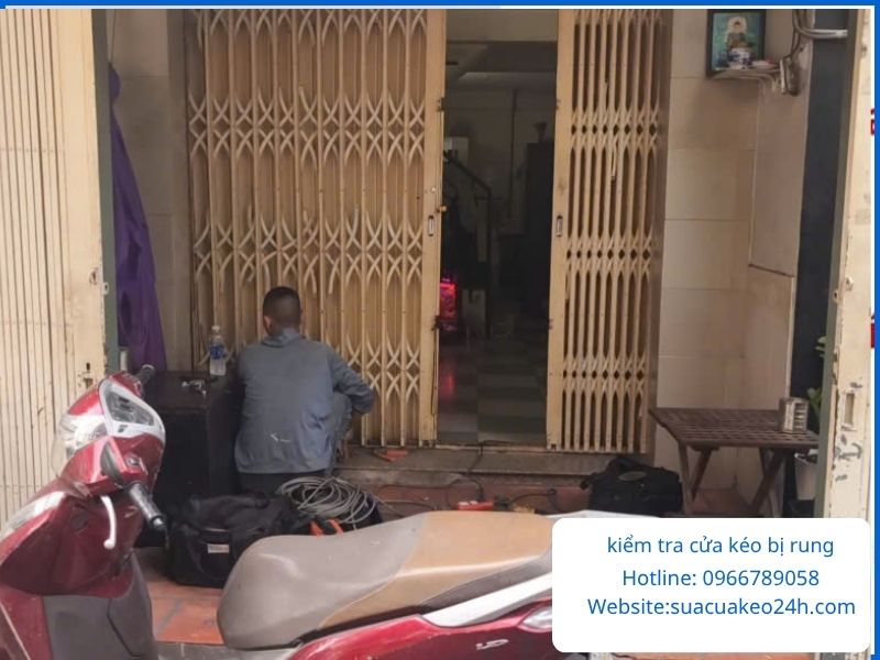 Thợ kỹ thuật Sửa Cửa Kéo 24H đang kiểm tra bộ cửa sắt bị rung lắc
