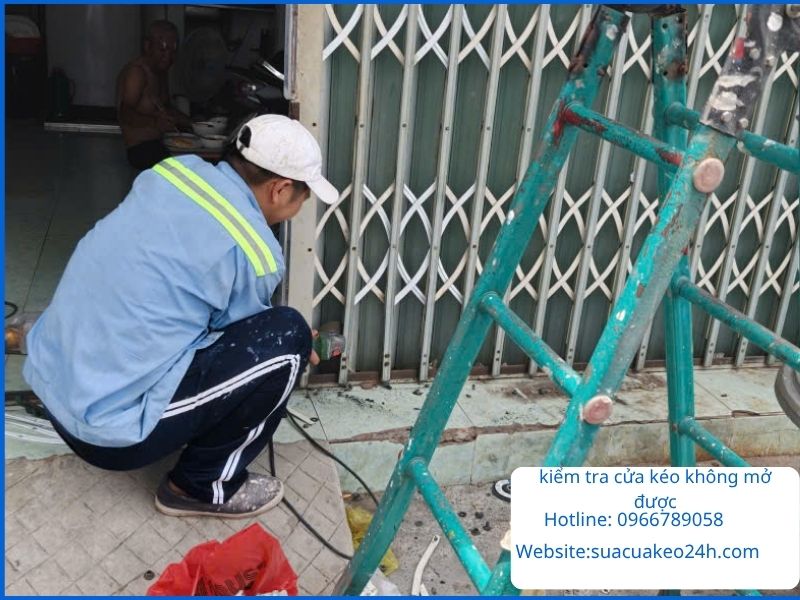 Thợ sửa chữa đang kiểm tra nguyên nhân cửa kéo không mở được