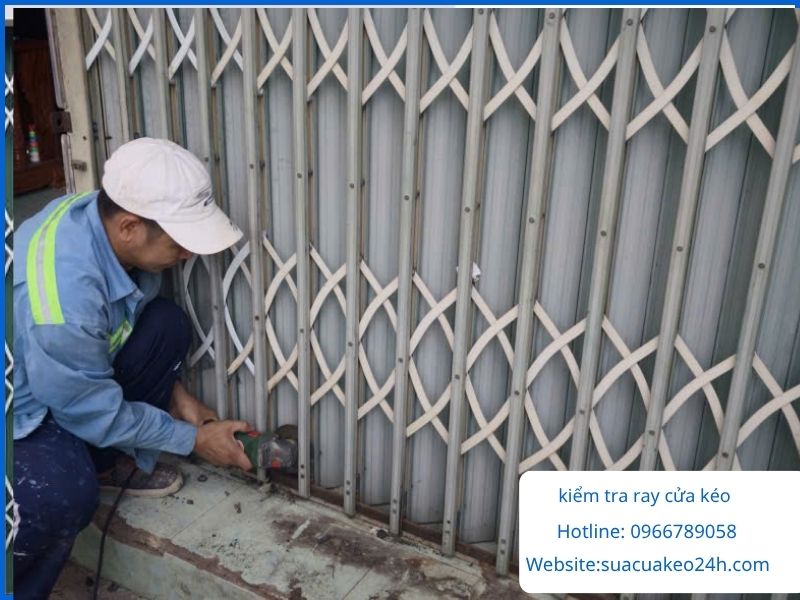 Thợ kiểm tra độ võng sụt lún của đường ray cửa kéo tại nhà