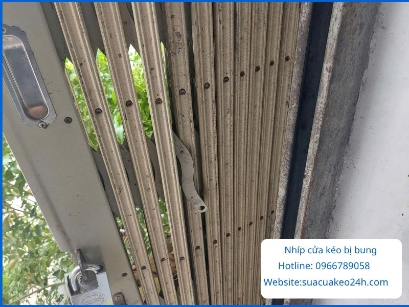 Sửa nhíp cửa kéo bị bung gãy do rỉ sét lâu ngày tại Sửa Cửa Kéo 24H