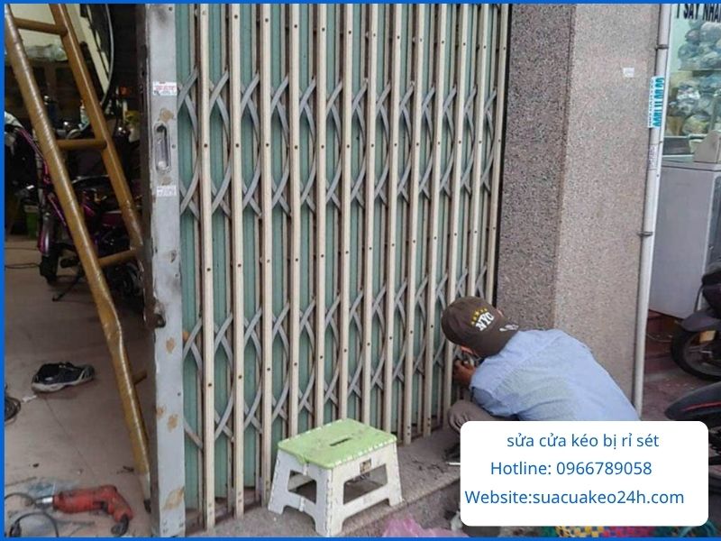 Thi công sửa cửa kéo bị rỉ sét tận nhà uy tín tại Sửa Cửa Kéo 24H