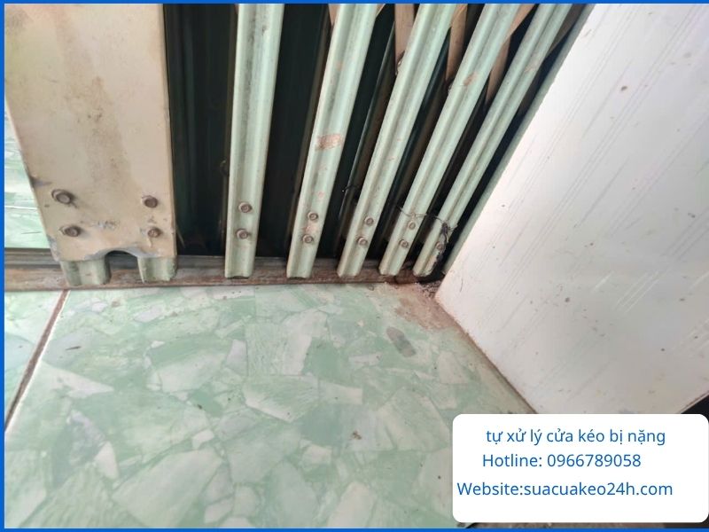 Hướng dẫn cách tự xử lý khi cửa kéo bị kẹt rít đẩy nặng tay tại nhà