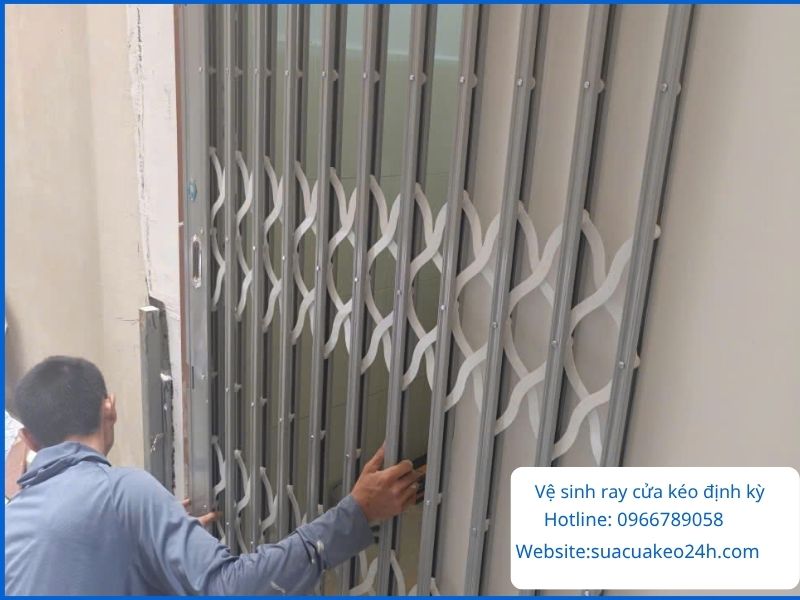 Vệ sinh ray cửa kéo định kỳ giúp cửa không bị kẹt rít khi đóng mở