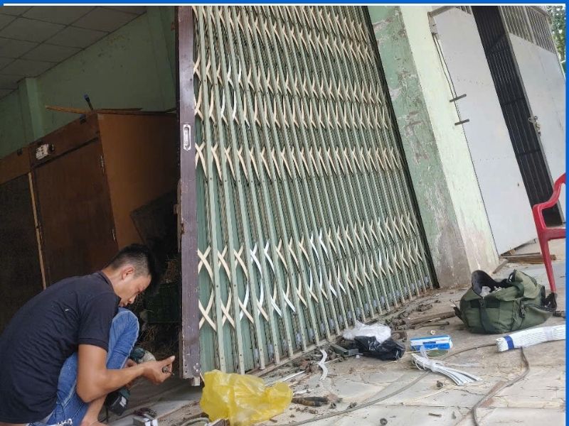 Bánh xe cửa kéo mòn cao thấp không đều khiến 2 cánh cửa bị hở giữa
