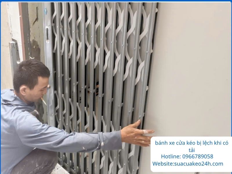Hiện tượng bánh xe cửa kéo bị lệch nghiêng kẹt rít khi đóng mở mảng cửa