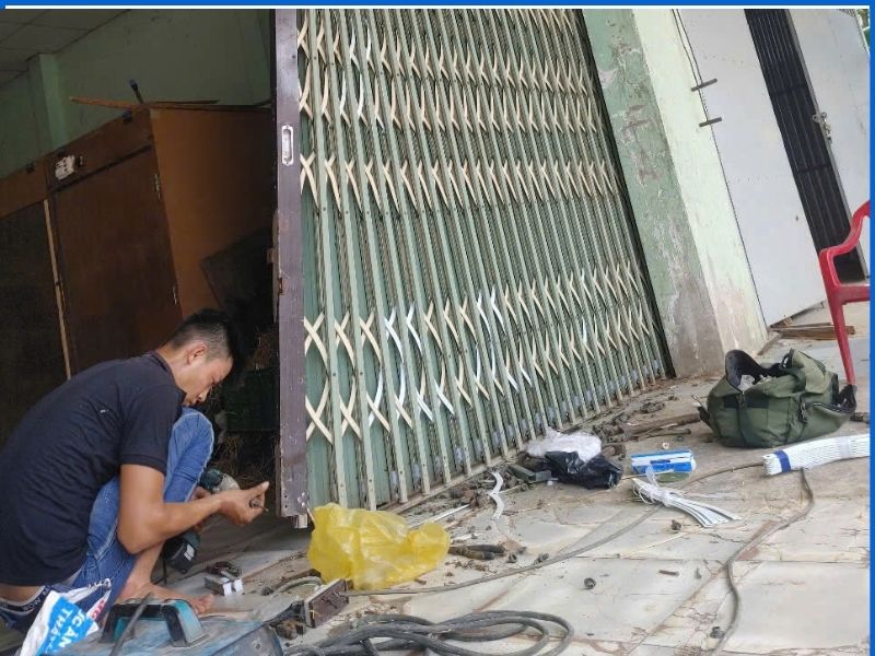 Thợ tháo kiểm tra bánh xe cửa kéo bị mòn vẹt bạc đạn hỏng làm sút ray