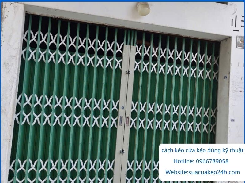 Hướng dẫn cách kéo đẩy cửa kéo sắt đúng kỹ thuật tránh làm cong trục bánh xe