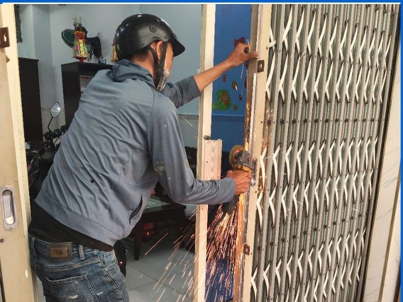 Hiện tượng cửa kéo 2 cánh bị hở làm lẫy khóa không ăn khớp