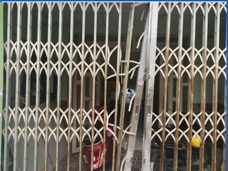 Báo giá chi phí thợ sửa cửa kéo 2 cánh bị hở giữa không khép sát