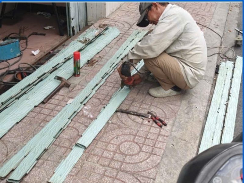 Báo giá chi phí thợ sửa và thay lá cửa kéo sắt tận nhà