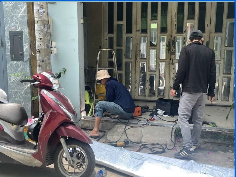 Thợ hàn cắt báo giá chi phí sửa chữa thay thế ray cửa kéo bị bung bật lên khỏi sàn