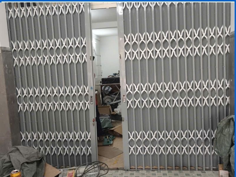Thợ kiểm tra dóng thẳng 2 đường ray âm sàn cửa kéo bị xô lệch