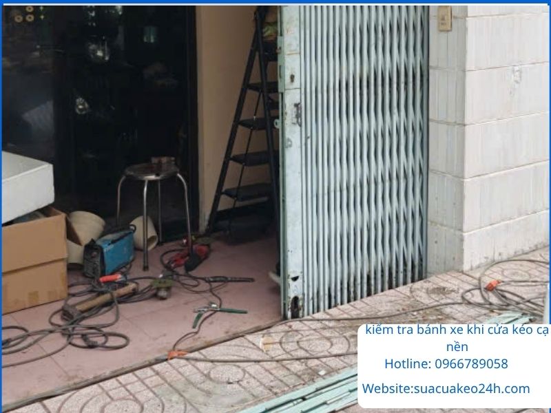 Kiểm tra bánh xe bị mòn bể bạc đạn khiến cửa kéo bị cạ nền