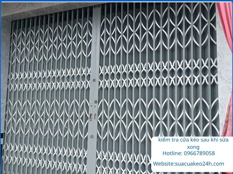 Nghiệm thu kiểm tra vận hành cửa kéo sau khi thợ nâng chỉnh cạ nền xong