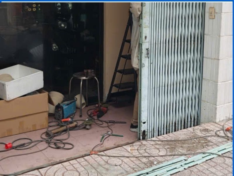 Thợ kiểm tra độ phẳng và dóng thẳng thanh ray cửa kéo sau khi hàn sửa