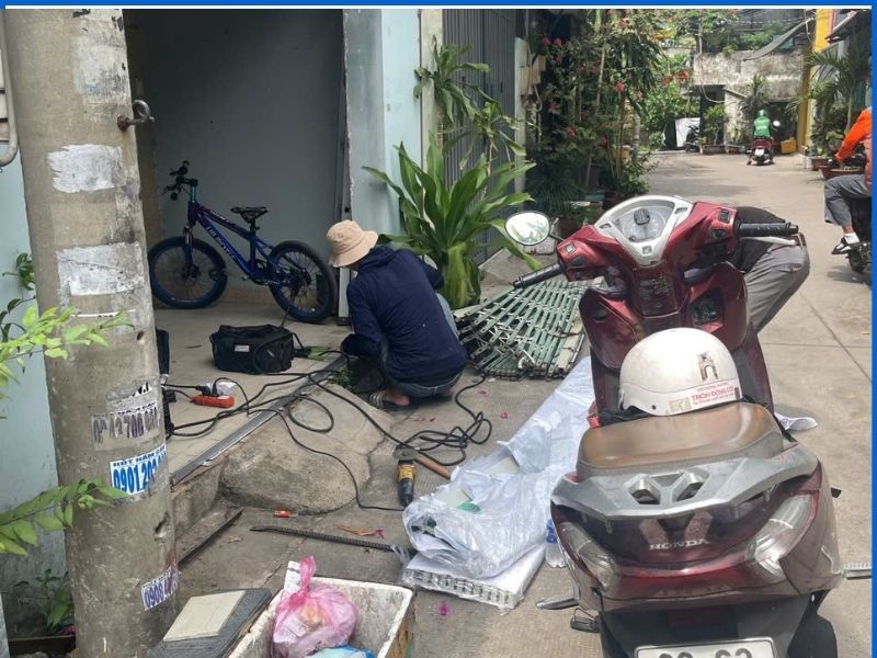 Thợ cơ khí liên hệ đến tận nhà kiểm tra và sửa chữa ray cửa kéo bị bung kẹt TPHCM