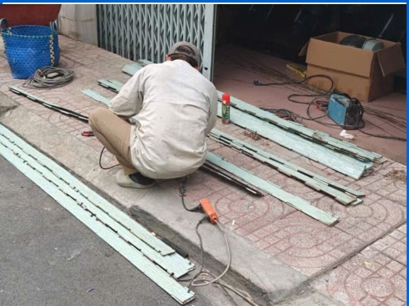 Lưu ý an toàn quan trọng khi thấy lá cửa kéo bị bung rời khỏi mảng