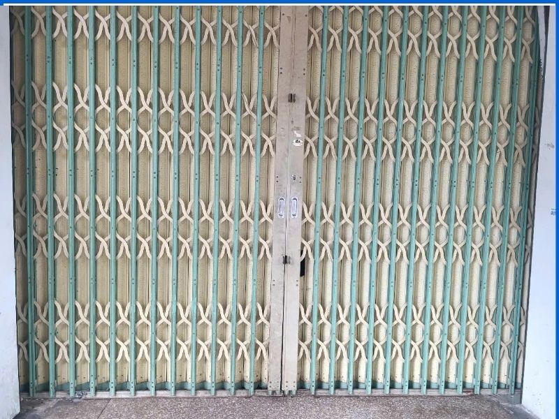 Lưu ý không tự ý dịch chuyển bát khóa để che vệt hở cửa kéo 2 cánh