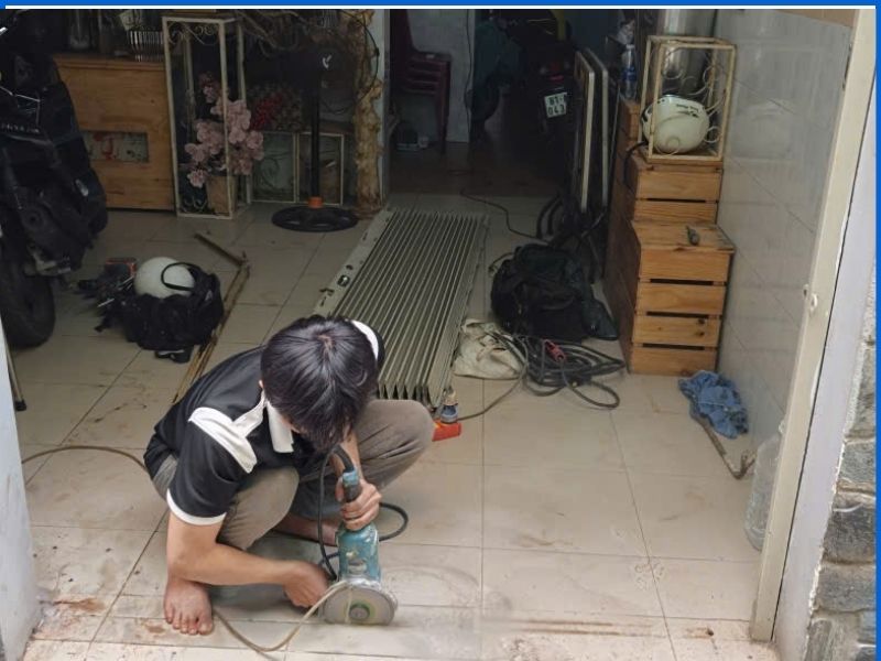 Thợ dùng máy cắt mài rãnh nền gạch lưu ý trước khi hàn gia cố ray cửa kéo