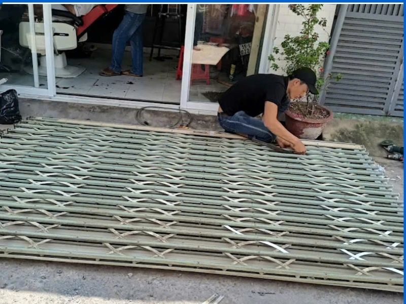 Tìm hiểu nguyên nhân khiến lá cửa kéo bị bung ngàm xô lệch khỏi thanh U