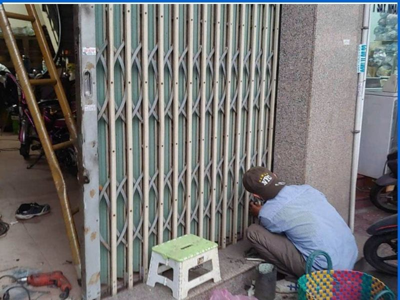Kiểm tra tìm nguyên nhân ray cửa kéo bị bung rỉ sét bung đinh hổng chân