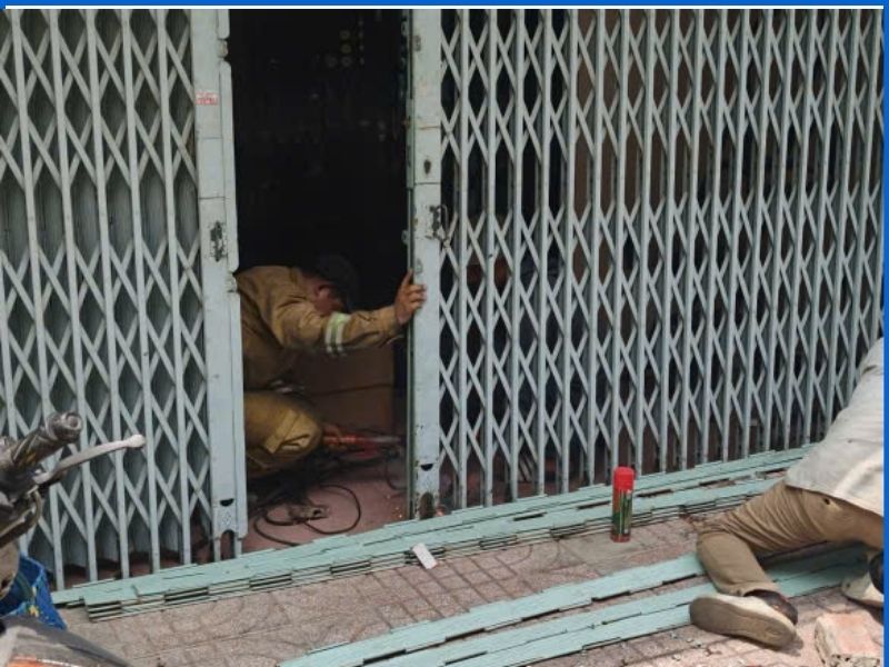 Thợ cơ khí thi công quy trình sửa chữa lá cửa kéo chuyên nghiệp