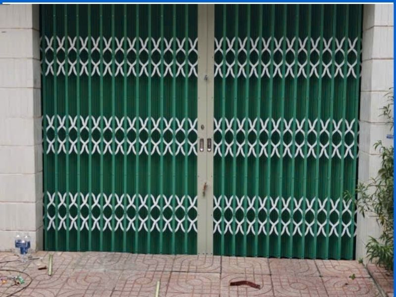 Quy trình thợ thi công xử lý chà nhám và sơn phục hồi cửa kéo sắt bị tróc sơn