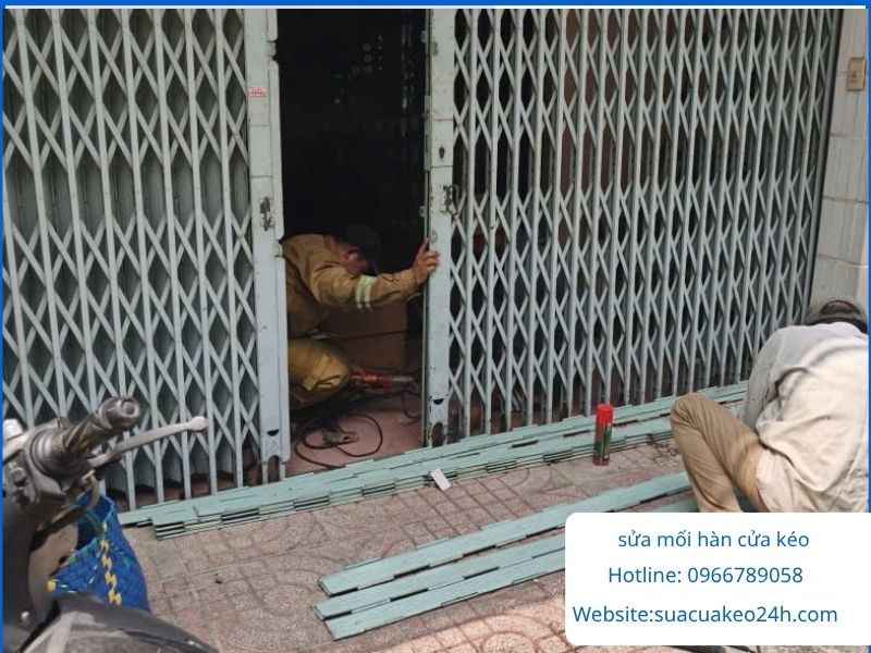 Thợ cơ khí thi công sửa chữa hàn đắp đà ray cửa kéo âm sàn