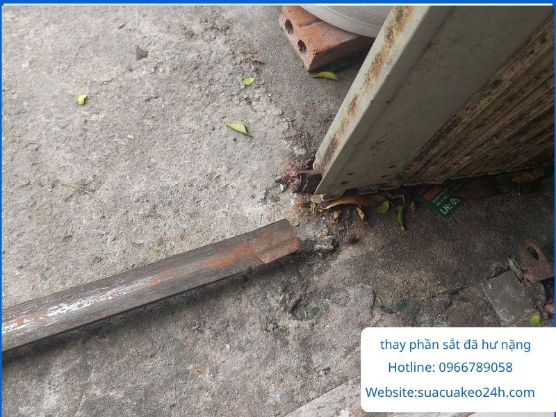 Cắt bỏ và thay thế phần sắt đà ray cửa kéo đã bị rỉ sét mục nát