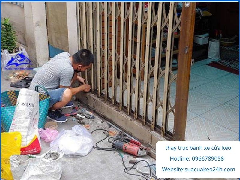 Thợ cơ khí thi công thay trục bánh xe cửa kéo bị gãy mòn tại nhà